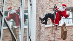 Ein als Nikolaus verkleideter Feuerwehr-Höhenretter seilte sich vom Dach des Kinder-Universitätsklinikums Eppendorf (UKE) ab. Foto: dpa/Georg Wendt