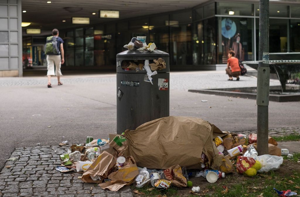 Herumliegender Müll in der Stadt nervt viele Stuttgarter, wie die Bürgerumfrage zeigt.