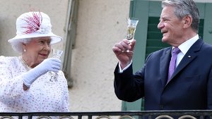 Im nächsten Jahr feiert Queen Elizabeth II. ihren 90. Geburtstag - und nicht weniger als 10.000 Gäste sollen mit der Monarchin anstoßen. Bei ihrem Deutschlandbesuch Ende Juni erhob die Queen mit Bundespräsident Joachim Gauck das Glas. Foto: dpa pool