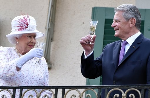 Im nächsten Jahr feiert Queen Elizabeth II. ihren 90. Geburtstag - und nicht weniger als 10.000 Gäste sollen mit der Monarchin anstoßen. Bei ihrem Deutschlandbesuch Ende Juni erhob die Queen mit Bundespräsident Joachim Gauck das Glas. Foto: dpa pool