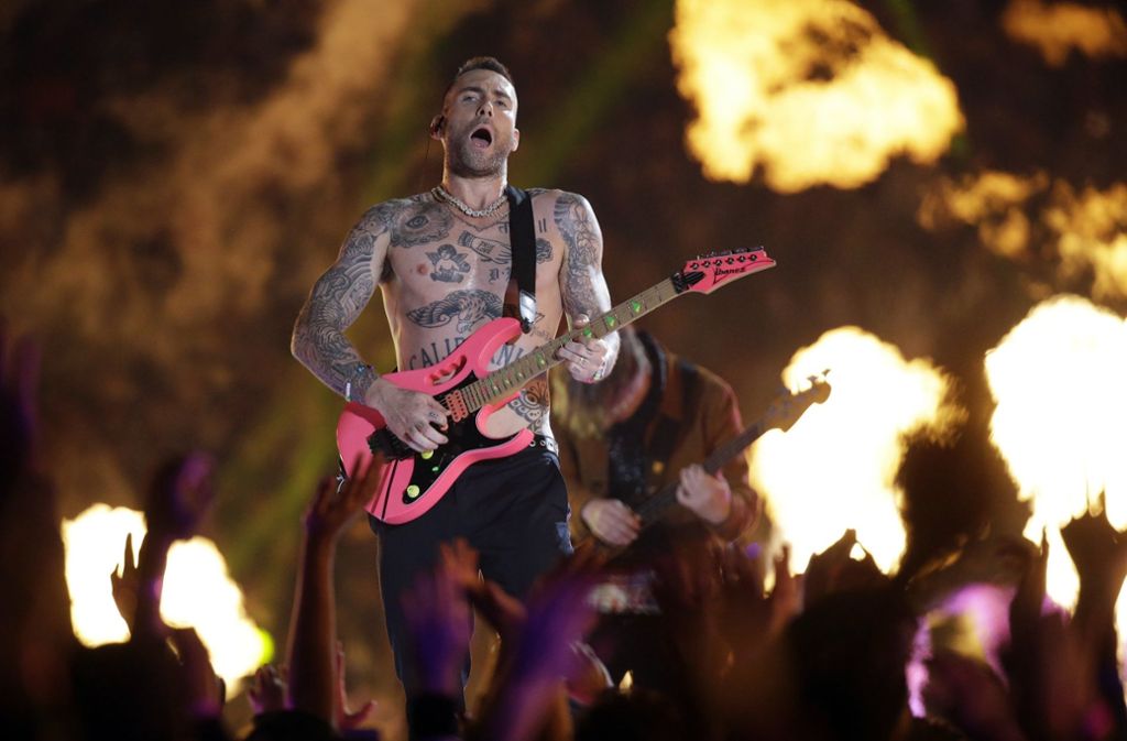 Pyrotechnik satt, tätowierte Haut und alte Hits: Adam Levine von Maroon 5 beim Super Bowl