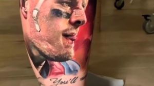 US-Stars feiern Football-Tattoo aus Deutschland
