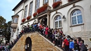 Dicht wie Traubendolden ans Geländer gedrängt, gaben die Grundschüler dem „Geburtstagskind“ ein Ständchen. Foto: Georg Linsenmann