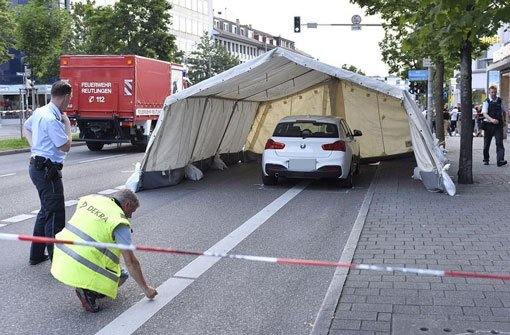 Ein Zusammenstoß mit diesem BMW stoppte am Sonntag den mutmaßlichen Täter nach einer Messerattacke in Reutlingen. Foto: 7aktuell.de