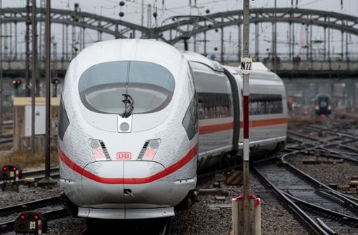 Ein Zug fährt auf der Neubaustrecke zwischen München und Berlin. Foto: dpa