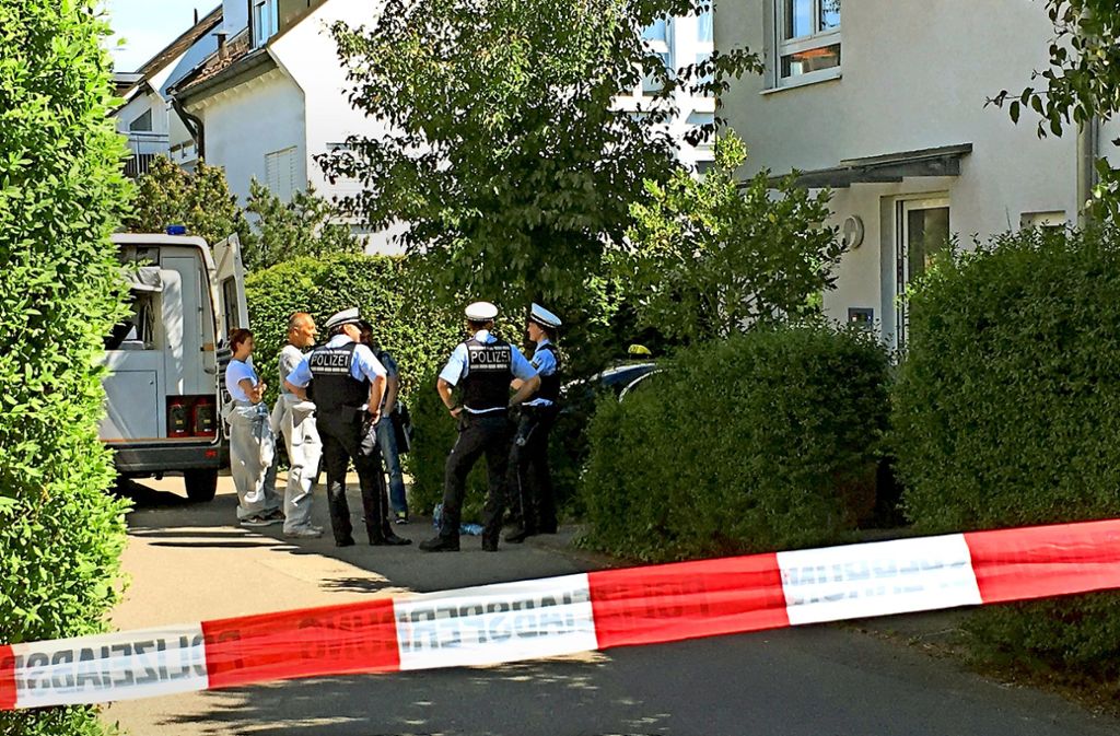 Für das Opfer kommt jede Hilfe zu spät: Polizisten vor dem abgesperrten Wohnhaus in Riedenberg.