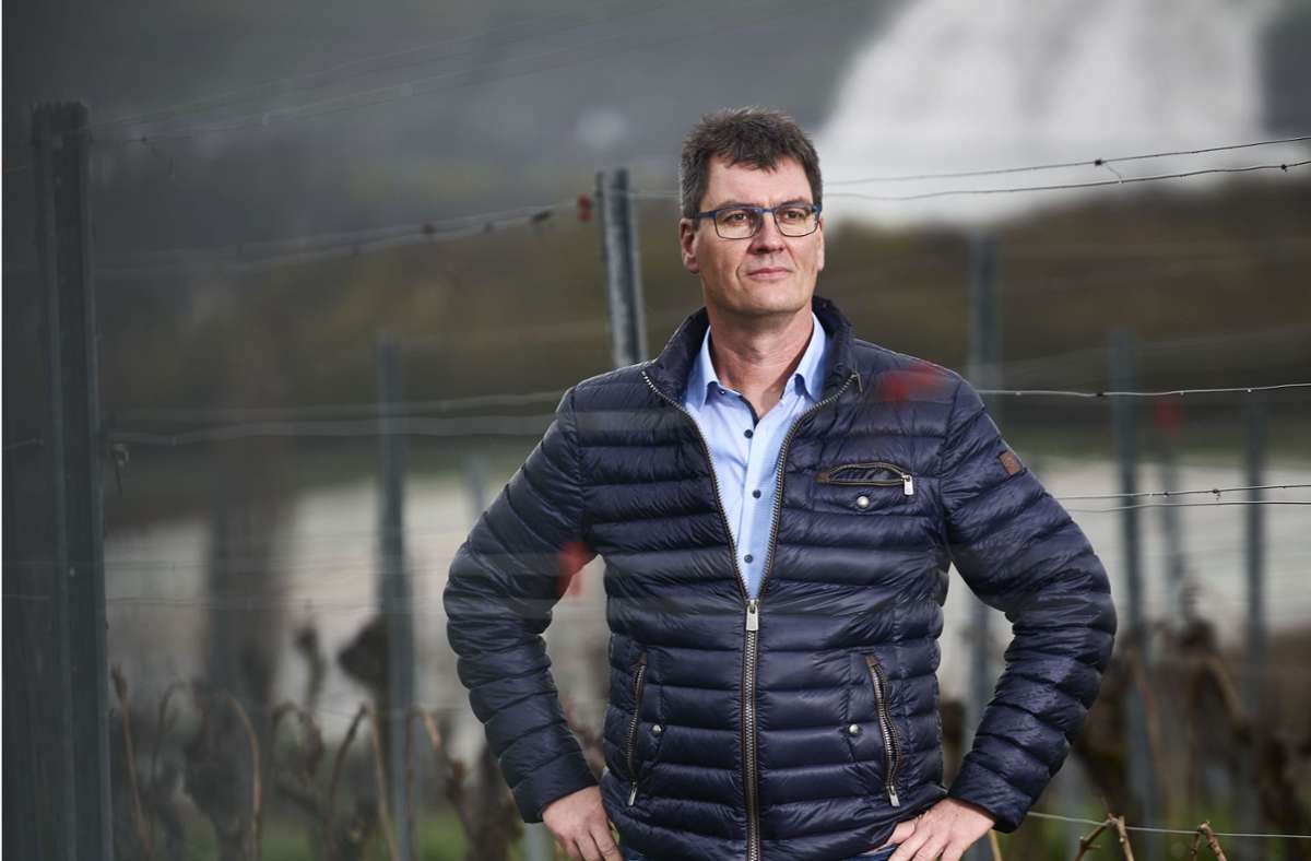 Der Neckarwestheimer Weinbauer Frank Rominger findet die Dampfwolke über den Kühltürmen beruhigend.