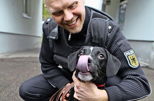 Auch der Polizist  Roland Weckenmann begeistert sich für Eddi. Foto: Lichtgut/Reich