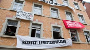 Seit mehr als zehn Tagen halten die Aktivisten das Haus in Stuttgart West besetzt. Die Eigentümer wehren sich dagegen. Foto: Oliver Willikonsky - Lichtgut