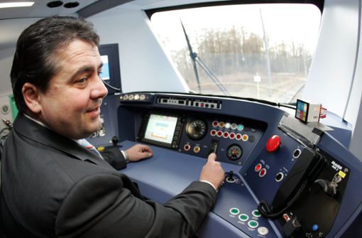 Im Jahr 2006 fuhr der damalige Bundesumweltminister Sigmar Gabriel (SPD) in Salzgitter eine S-Bahn des Schienenfahrzeug-Hersteller Alstom Probe. Foto: Archiv/dpa