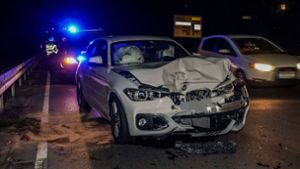 Der BMW des Unfallverursachers musste abgeschleppt werden. Foto: SDMG