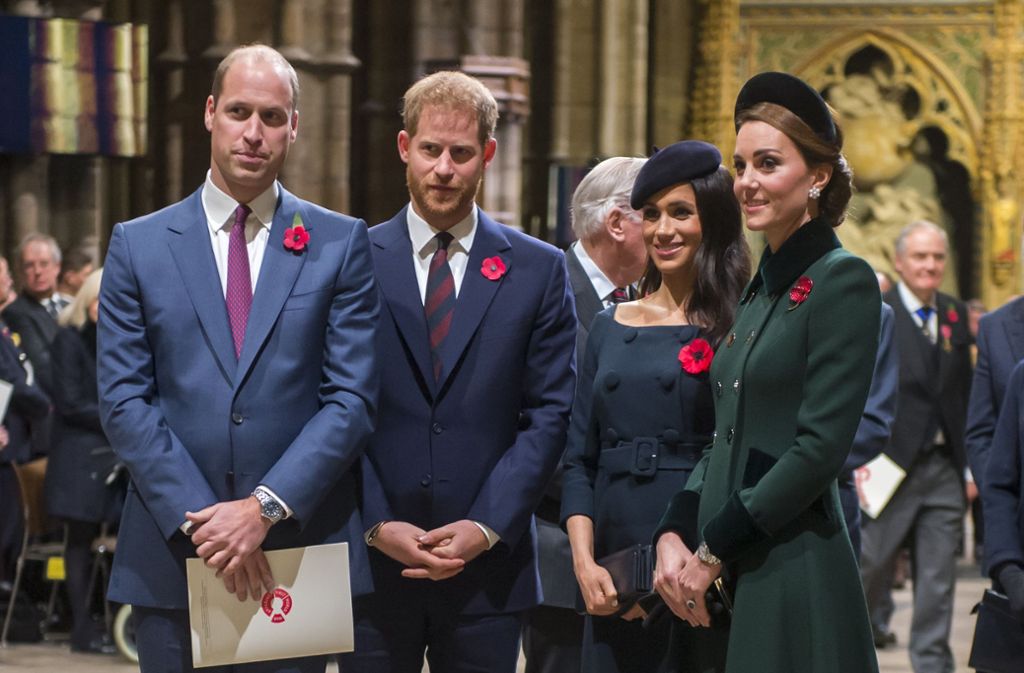 Zurück im Kreise der Jung-Royals: Herzogin Meghan mit ihrem Mann, Prinz Harry, und Prinz William (links) und dessen Frau, Herzogin Kate (rechts) beim Gottesdienst in der Westminster Abbey.
