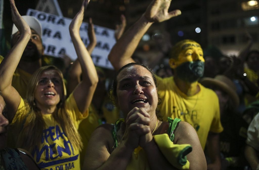 Großer Jubel nach der Entscheidung: Das Parlamentsvotum gegen Brasiliens Präsidentin Dilma Rousseff hatten sich viele Demonstranten erhofft – nun steht ein Amtsenthebungsverfahren an. Unsere Bildergalerie zeigt, wie die Menschen in Brasilien das Ergebnis verfolgt und gefeiert haben. Foto: dpa