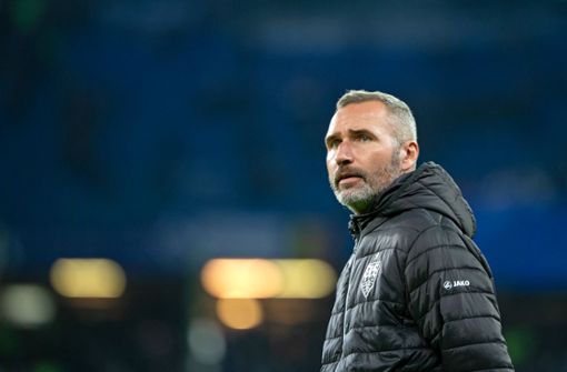 Der VfB-Trainer Tim Walter blickt auf die nächste die Aufgabe – gegen seinen früheren Arbeitgeber Karlsruher SC. Foto: Baumann