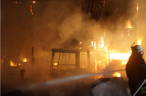 Eine Maschinenhalle mit landwirtschaftlichem Gerät stand in Bad Überkingen in Flammen. Foto: SDMG