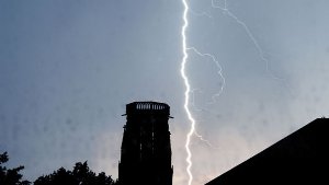 Blitze haben in der Nacht zum Sonntag den Stuttgarter Nachthimmel erhellt - unsere Leser haben zur Kamera gegriffen, die Ergebnisse sehen Sie hier! Foto: Konstantinos Charalabidis