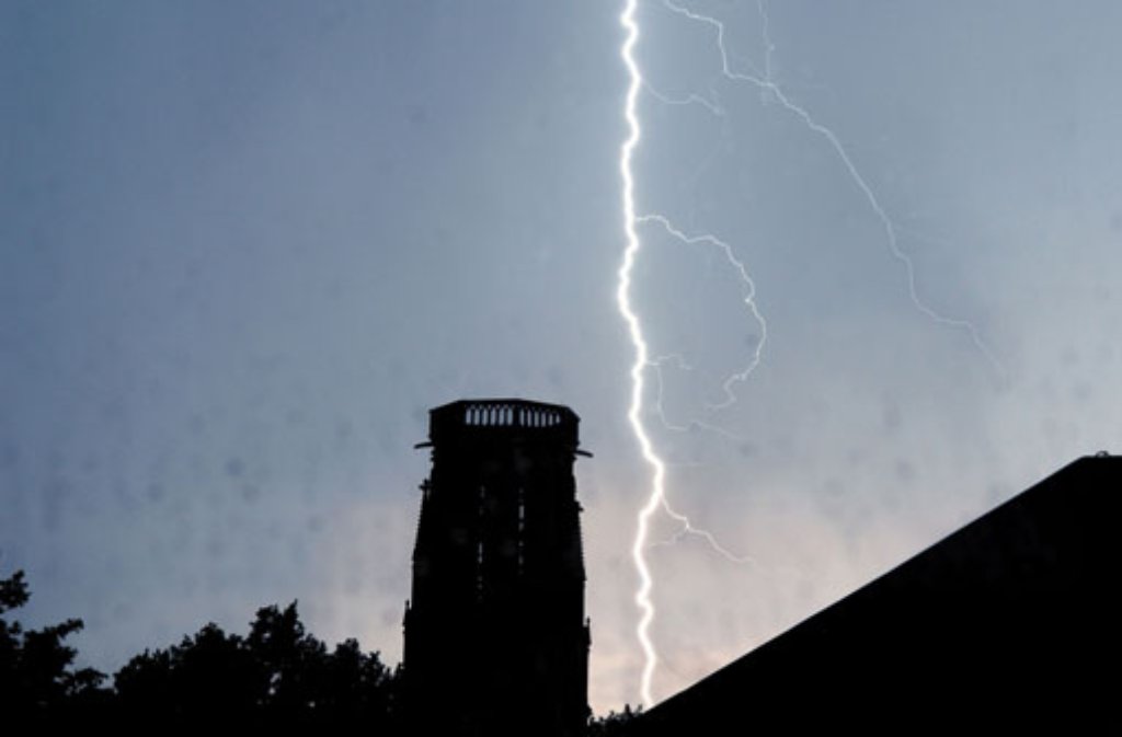 Blitze haben in der Nacht zum Sonntag den Stuttgarter Nachthimmel erhellt - unsere Leser haben zur Kamera gegriffen, die Ergebnisse sehen Sie hier!