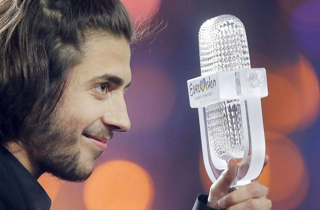 Der Sieger des 62. Eurovision Song Contest (ESC), Salvador Sobral aus Portugal freut sich mit der Siegertrophäe.