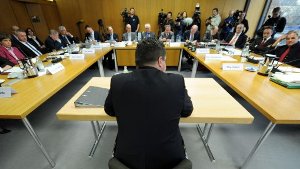 Ministerpräsident Stefan Mappus vor dem Untersuchungsausschuss Foto: dpa