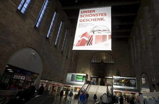Werbeplatkate für Stuttgart 21 im Bahnhof Foto: Kraufmann