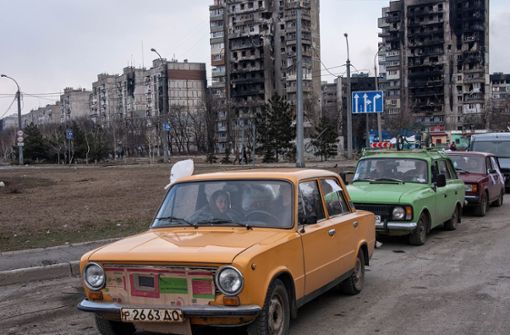 Zivilisten wollen die umkämpfte Stadt Mariupol in ihren Autos durch einen humanitären Korridor verlassen (Archivbild). Foto: dpa/Maximilian Clarke