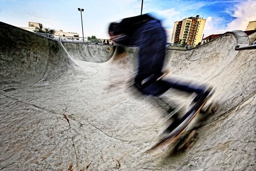 Über die Einhausung des Skateparks wird seit dessen Einweihung 2009 diskutiert – die Anwohner klagen über Lärm. Foto: Heinz Heiss