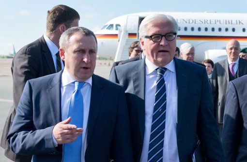 Bundesaußenminister Frank-Walter Steinmeier (SPD, rechts) wird auf dem Flughafen in Kiew (Ukraine) vom ukrainischen Außenminister Andrej Deschtschiza abgeholt. Steinmeier befindet sich am Dienstag zu Gesprächen in Kiew und Odessa. Foto: dpa