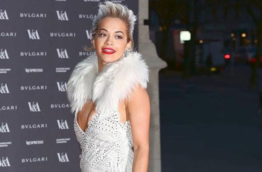 Ganz in Weiß und mit gewagtem Ausschnitt: Musikerin Rita Ora bei Eröffnung der Ausstellung Glamour of Italian Fashion.