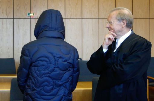 Ex-Agent Werner Mauss (l) steht zum Prozessauftakt neben seinem Verteidiger Rainer Hamm (Archivbild 2016). Foto: dpa