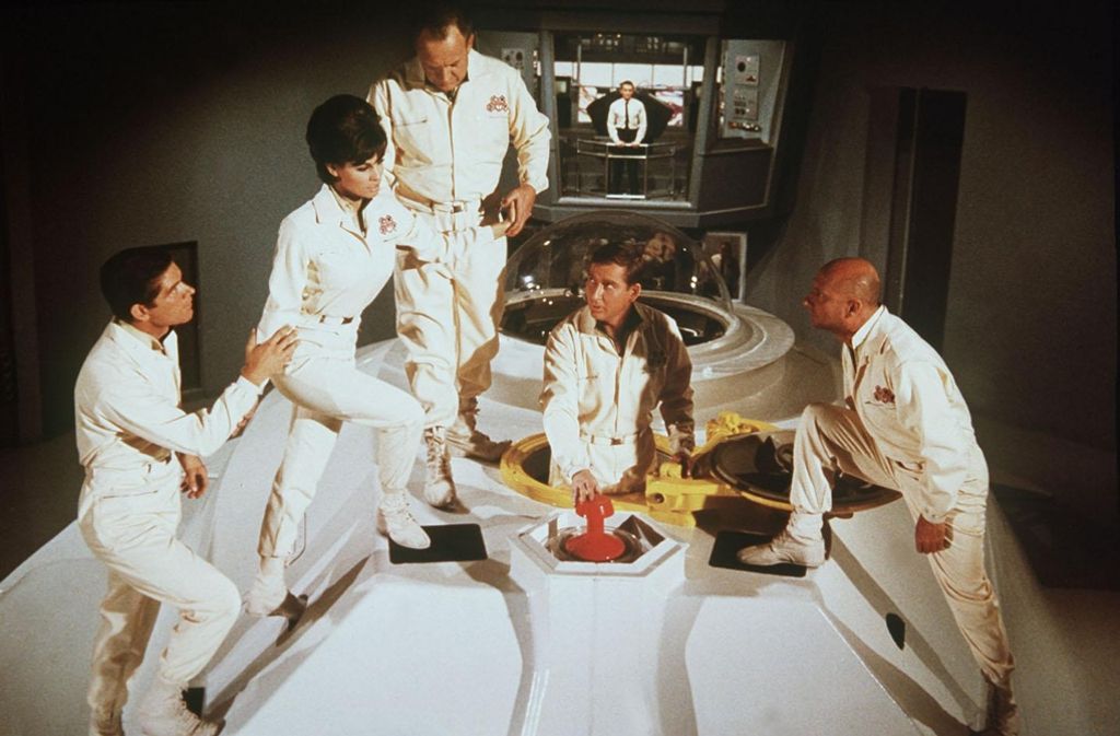 Zukunftsmusik: In dem amerikanischen Science-Fiction-Film „Die phantastische Reise“ (1966) lässt sich eine Gruppe von Wissenschaftlern samt U-Boot auf Nano-Größe verkleinern und in die Blutbahn eines aus dem Ostblock übergelaufenen tschechischen Wissenschaftlers injizieren, um so eine lebensrettende Gehirn-OP vornehmen zu können.
