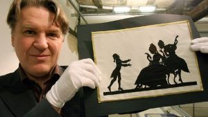 Karlheinz Wiegmann, Museumsleiter Stadtmuseum Tübingen, zeigt 2007 einen Scherenschnitt von Lotte Reiniger. Foto: dpa