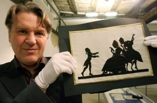 Karlheinz Wiegmann, Museumsleiter Stadtmuseum Tübingen, zeigt 2007 einen Scherenschnitt von Lotte Reiniger. Foto: dpa
