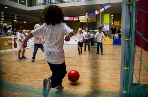 Kinder, die sich bewegen wie hier bei der Mini-Weltmeisterschaft der Kitas, sind gut gewappnet gegen Übergewicht Foto: Lichtgut/Max Kovalenko
