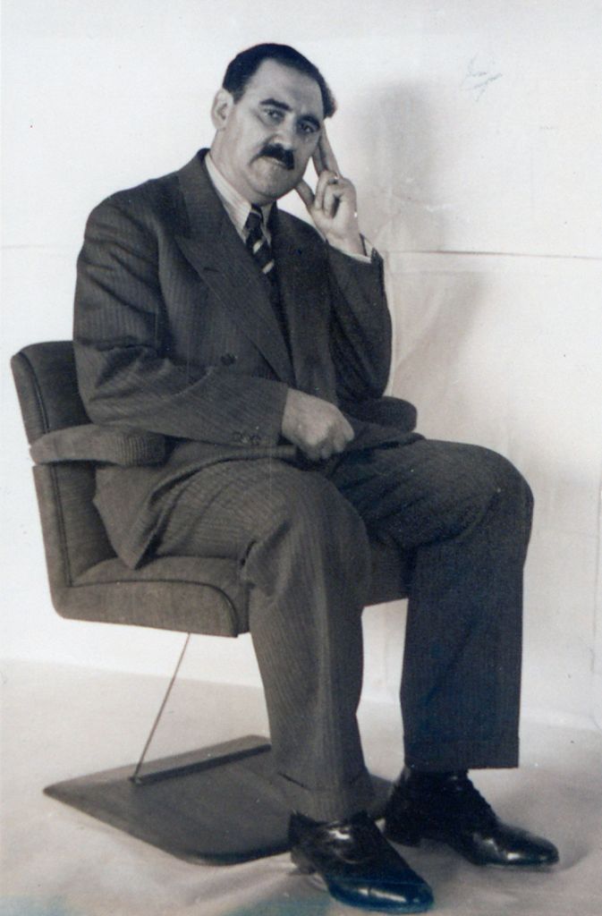 Der Berliner Möbeldesigner und Unternehmer Anton Lorenz auf einem Stuhl mit Glasstütze sitzend (Experiment), 1938/39.