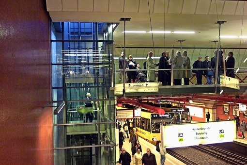 Die Aufzüge am Rotebühlplatz sind 2002 installiert worden. Foto: Achim Zweygarth