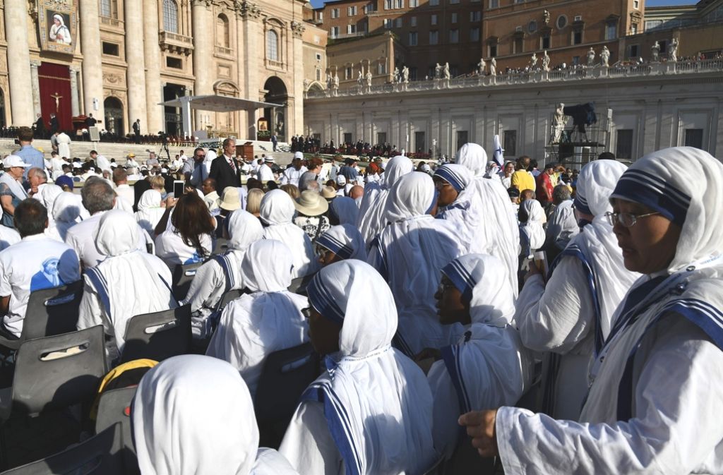Schwestern des von Mutter Teresa gegründeten Ordens erwarten auf dem Petersplatz in Rom die Heiligsprechung der Ordensfrau. Foto: AFP