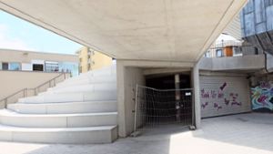 Graffiti-Schmierereien unter der neuen Treppe