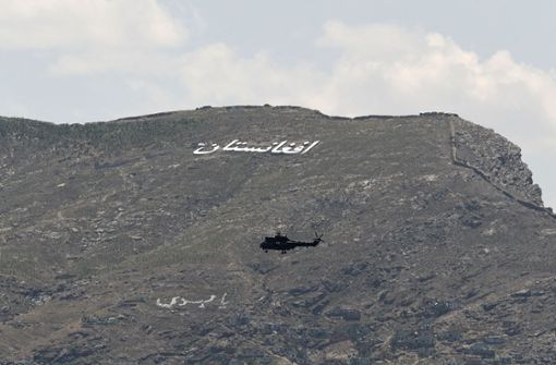 Ein US-Militärhubschrauber über Kabul Foto: AFP/WAKIL KOHSAR