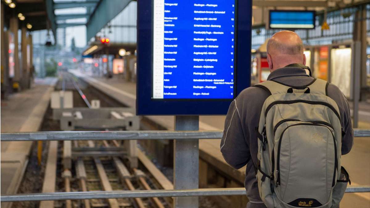 GDL-Streik am Hauptbahnhof Stuttgart: Pendler-Zorn trifft Bahn: „Boni kassiert, dass es knallt“