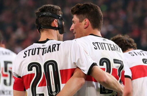 Christian Gentner (li.) und Mario Gomez kennen sich lange – nun wollen sie den VfB gemeinsam zum Klassenverbleib führen. Foto: Baumann