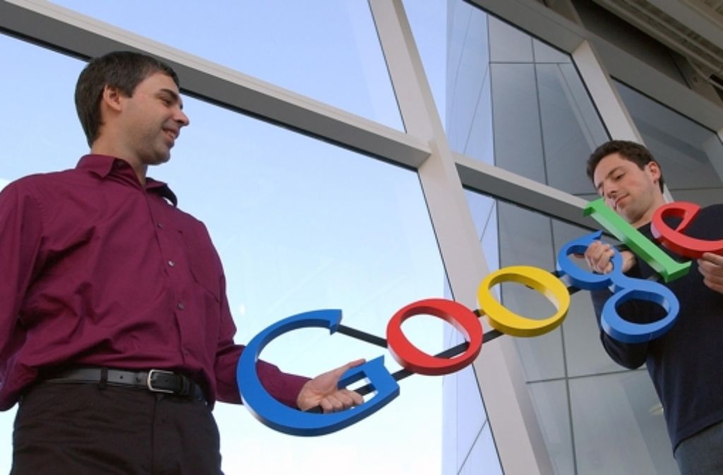 1995: Mitgründer Larry Page (links) und Sergey Brin lernen sich an der Stanford University kennen. Dort gibt der kurz vorm Abschluss stehende Brin dem Studienanfänger Page eine Campus-Tour. Ein Jahr später beginnt das Duo mit der Arbeit an einer neuen Suchmaschine für das Internet. Die Idee zu Google wird geboren.