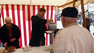 Pfarrer Alexander Stölzle schenkte am Aschermittwoch Suppe für Bedürftige aus. Foto: Iris Frey