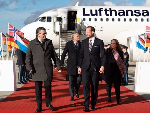 Kronprinz Haakon (r.) mit CSU-Politiker Florian Herrmann nach der Landung in München. Foto: Johannes Simon / Getty Images
