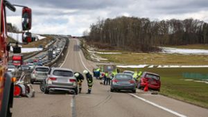 Heftiger Unfall zwischen sechs Autos sorgt für vier Verletzte