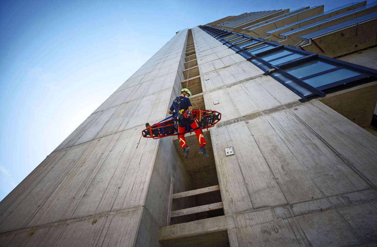 Alles, was für die Drehleitern der Freiwilligen Feuerwehren zu hoch ist, wird  ein Fall für die Höhenretter  – zum Beispiel der 26. Stock des Schwabenlandtowers. Foto: Gottfried Stoppel