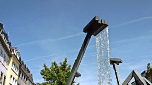 Produziert erträglichen Lärm: der Brunnen des Künstlers Robert Schad am  Marienplatz in Ravensburg Foto: franzfoto