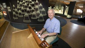Der 83- jährige Eckart Hirschmann an der Tastatur des Glockenspiels. Foto: Horst Rudel