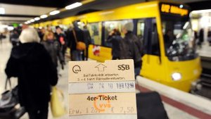 Stuttgarter stehen auf Bus und Bahn