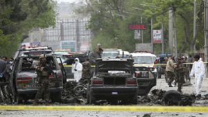 Sicherheitskräfte stehen in Kabul am Tatort eines Selbstmordanschlags. Der Bombenanschlag im Morgenverkehr hat sich nach Angaben des afghanischen Innenministeriums gegen einen Militärkonvoi gerichtet. Foto: AP