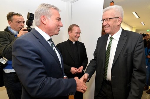 Ein Handschlag zwischen Gesprächspartnern: Thomas Strobl (CDU) und Winfried Kretschmann (Grüne) sondieren die Möglichkeiten für eine grün-schwarze Koalition in Baden-Württemberg. Foto: dpa